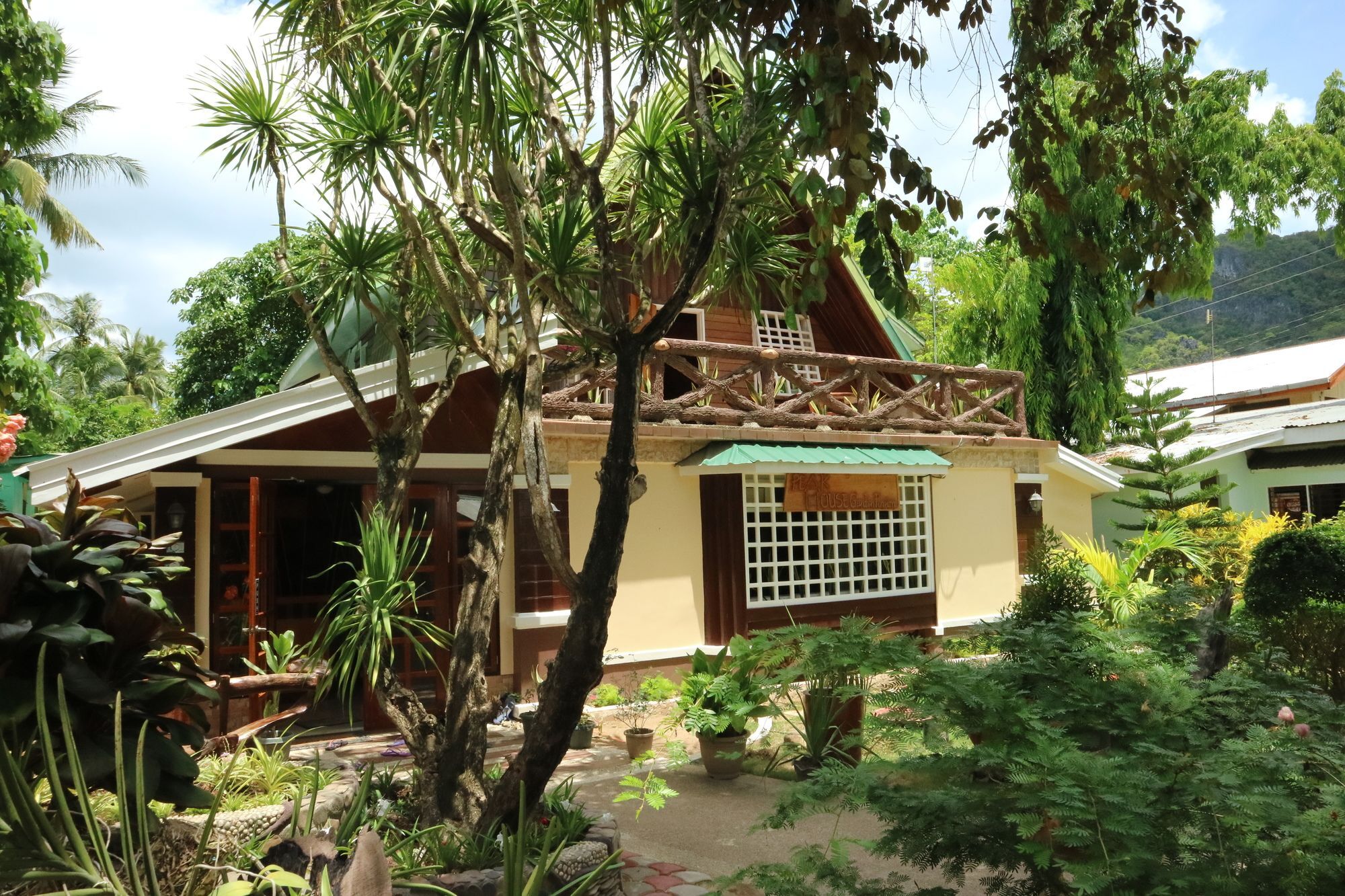 Peak House Garden Pension Эль-Нидо Экстерьер фото